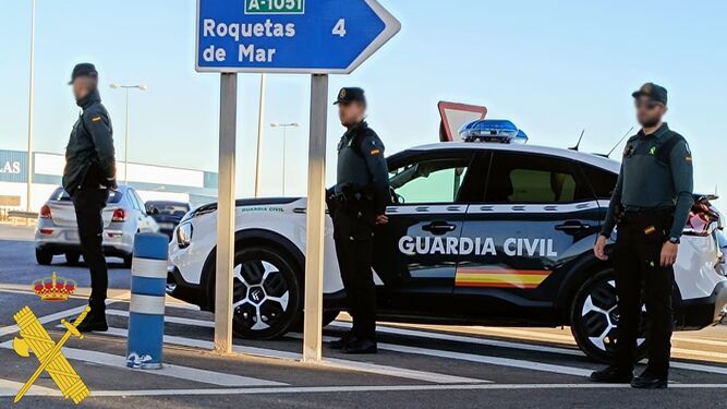 La Guardia Civil de Roquetas de Mar libera a un menor de 3 años retenido por su padre, que pretendía llevárselo fuera del país