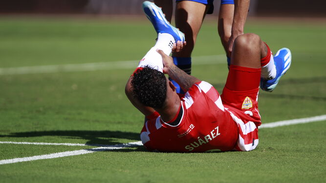 Luis Suárez se toca la pierna después del momento en el que cayó lesionado ante el Granada.