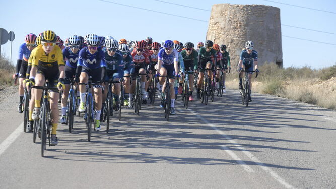 El pelotón durante la pasada edición de la Women Cycling Pro Costa de Almería.