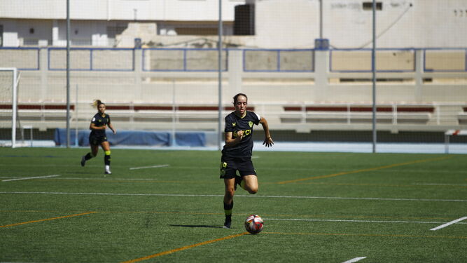 La almeriense Tejedor se marcha en carrera con el balón durante un partido en casa de este curso.