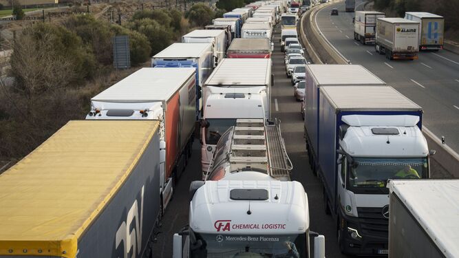 Camiones españoles bloqueados en La Junquera, en la frontera entre España y Francia.