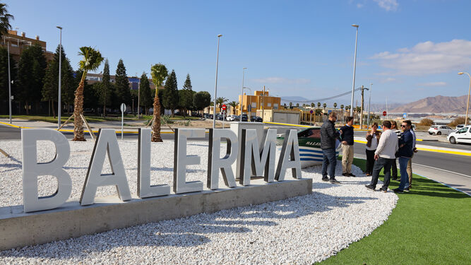 Un gran letrero en la flamante rotonda da la bienvenida a los vecinos y visitantes de Balerma.