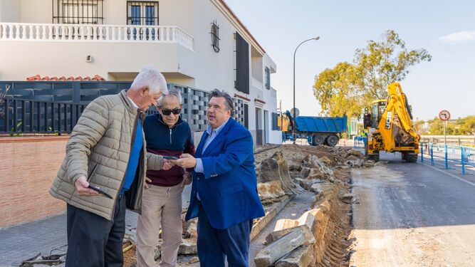 Visita del concejal Javier Navarro y responsables vecinales a las obras de Pery Junquera.