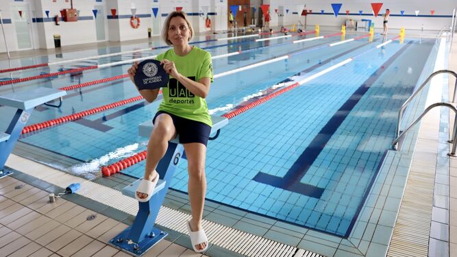 Ana Alonso, profesora de Natación Artística, posa ante la piscina de la Universidad de Almería