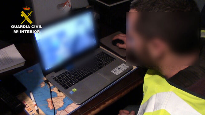 Un guardia civil revisa un ordenador en una imagen de archivo.