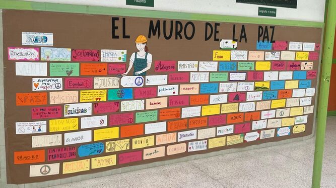 Muro de la Paz realizado por los alumnos