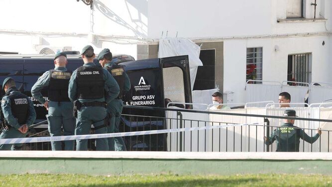 gentes de la Guardia Civil protegen el acceso a una vivienda en San Roque (Cádiz), donde se encontró el cuerpo sin vida de Salvi