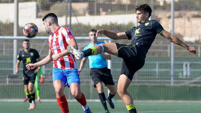 Paco Sanz despeja un balón durante el derbi de la pasada jornada frente al Poli Almería.