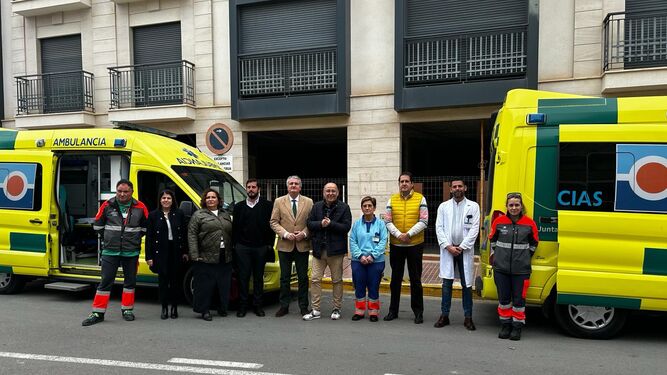 El delegado de Salud y Consumo junto al alcalde de Huércal-Overa conocen la nueva ambulancia.