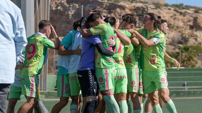 Los malagueños celebran uno de sus goles ante el Poli Almería.