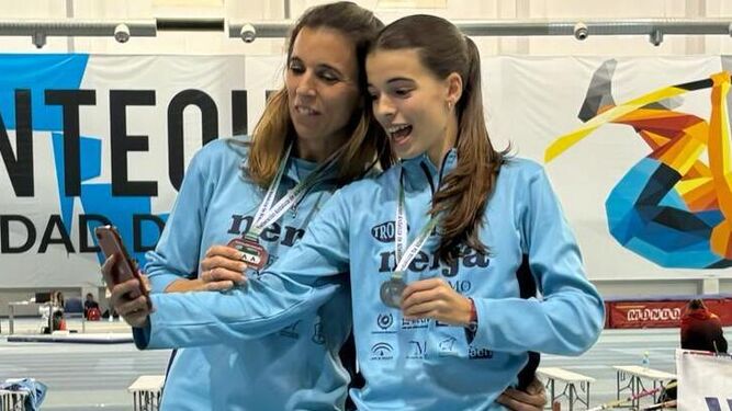 Alejandra Gálvez y Daniela Sierra, madre e hija, subidas al podio con sus medallas conseguidas en Antequera.