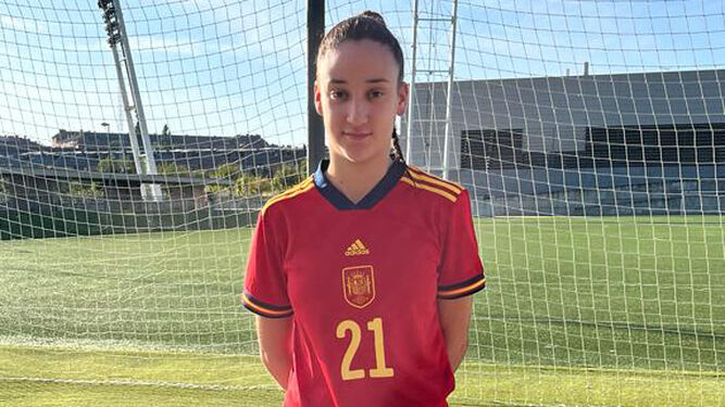 Carla posa con la equipación de la selección en su anterior convocatoria con la selección española sub-17.