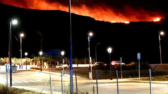 El incendio se extiende por el Cerro del Hacho.