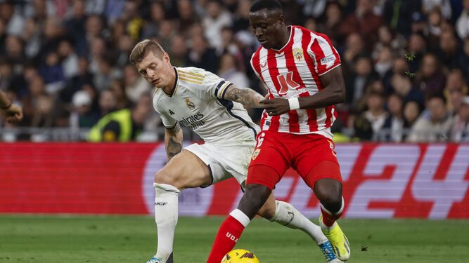 Lopy le esconde el balón a Kroos en el Santiago Bernabéu
