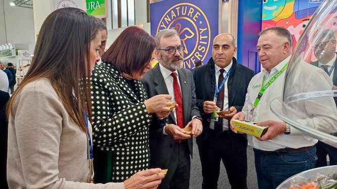 El Embajador de España en Alemania, Ricardo Martínez Vázquez, y la Secretaria de Estado de Agricultura y Alimentación, María Begoña García Bernal, prueban el zucchiolo en el stand de Unica Group.