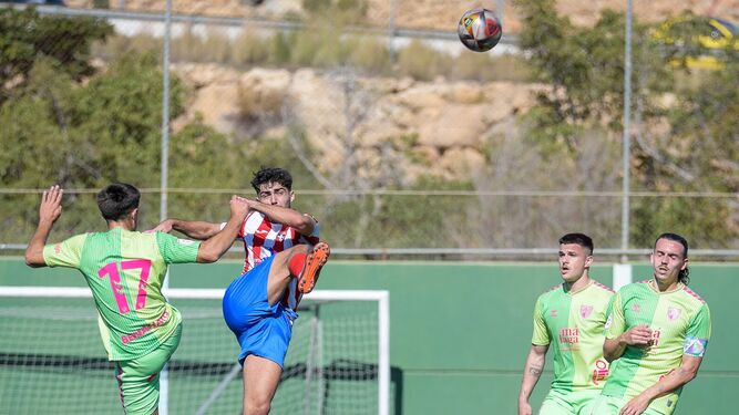 Edu Plá despeja un balón durante el encuentro de los almerienses frente al Atlético Malagueño