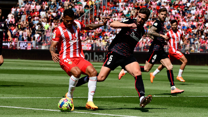 Luis Suárez pugna un balón con Yeray en el último encuentro entre ambos equipos  en los Juegos Mediterráneos.