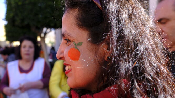 Una mujer pintada con una naranja.