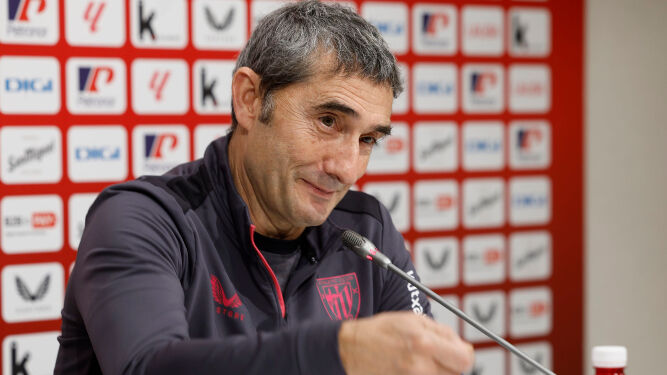 El entrenador del Athletic, Ernesto Valverde, durante la rueda de prensa ofrecida este domingo.