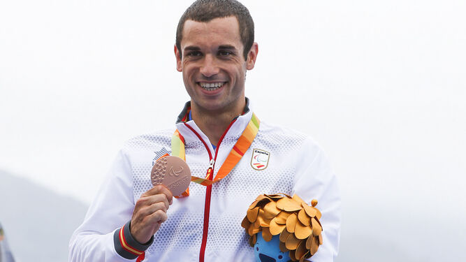 El deportista almeriense subido al podio con la medalla de bronce lograda en los Juegos Paralímpicos de Río de Janeiro de 2016.