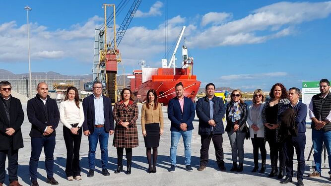 Foto de familia de las autoridades presentes en el Puerto de Carboneras.