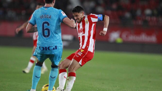 Robertone pelea por un balón con Mikel Vesga.