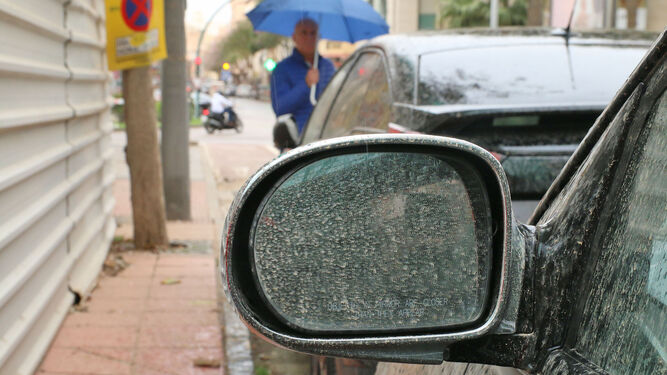 Un coche lleno de barro tras la lluvia en Almería.