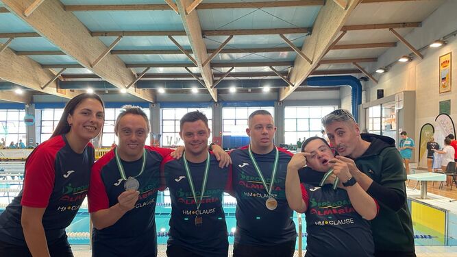 Los nadadores de Asalsido-Down Almería posan con sus medallas en el XV Campeonato Andaluz de Natación de FANDDI.