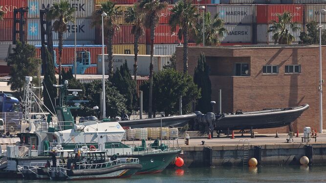 Narcolancha que embistió a la Guardia Civil en Barbate, una vez intervenida en el puerto de Algeciras.