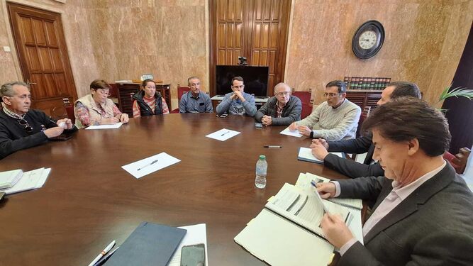 Mesa de Trabajo para la estabilización del litoral de Balerma, con la subdelegación del Gobierno a la cabeza.