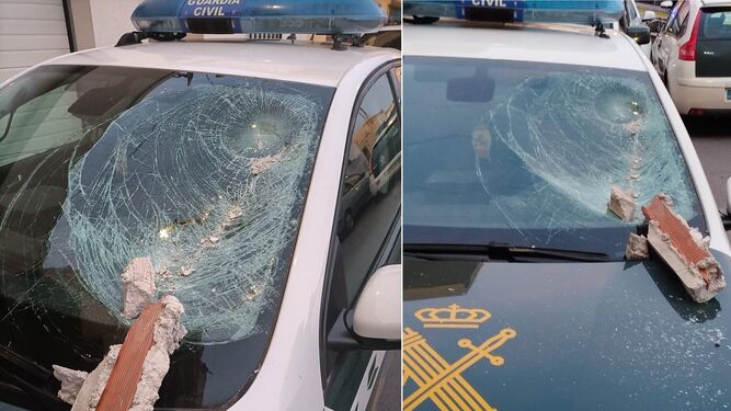 Así quedó el coche de una patrulla de la Guardia Civil de Roquetas que intervino en un intento de okupación