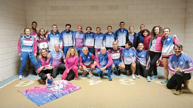 Foto de grupo de los atletas del CD Unión Atletas Almería presentes en el Campeonato de Andalucía Máster en pista cubierta.