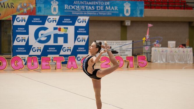 Una de las gimnastas en su actuación durante el VII Torneo Roquetas 2015.