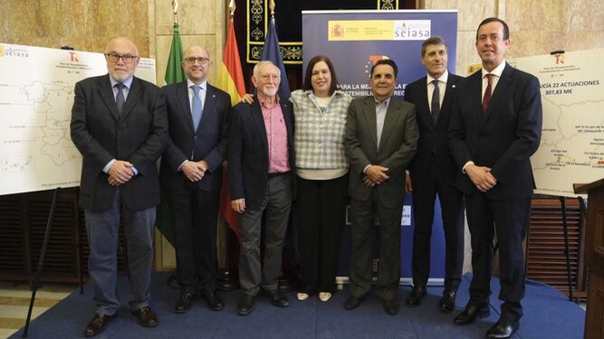 Foto de familia de regantes y autoridades, tras la firma de los convenios en la Subdelegación del Gobierno de Almería.