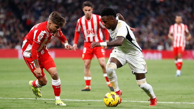 Vinicius intenta irse de Pozo en el duelo que el Real Madrid remontó en el Bernabéu con inestimable colaboración arbitral