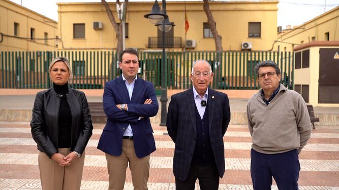 Representantes del PP de Roquetas, con Gabriel Amat a la cabeza, ante un cuartel de la Guardia Civil "que se cae a pedazos".