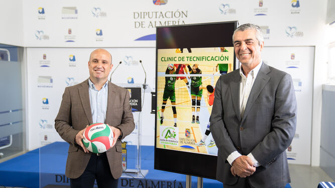 El diputado de Deportes, José Antonio García, y el presidente de Unicaja Costa de Almería, Antonio Rodríguez, durante la presentación.