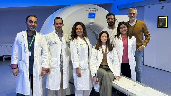 Los profesionales que conforman el Servicio de Medicina Nuclear del Hospital Universitario Torrecárdenas junto al equipamiento del PET-TAC.