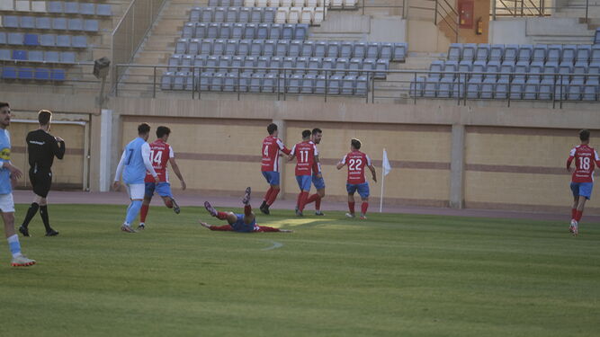 Los jugadores celebran el gol del triunfo de Álvaro de la Rosa.