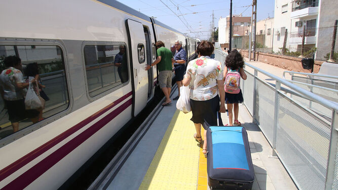 Usuarios haciendo uso del tren desde la estación de Huércal de Almería.