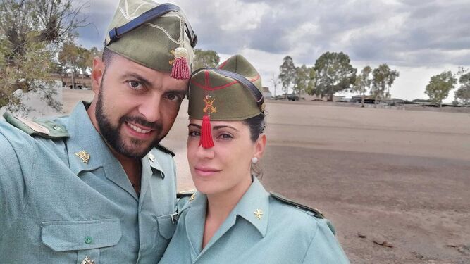 Jesús Pozo y Luisa Sara Moreno en la base militar de Viator