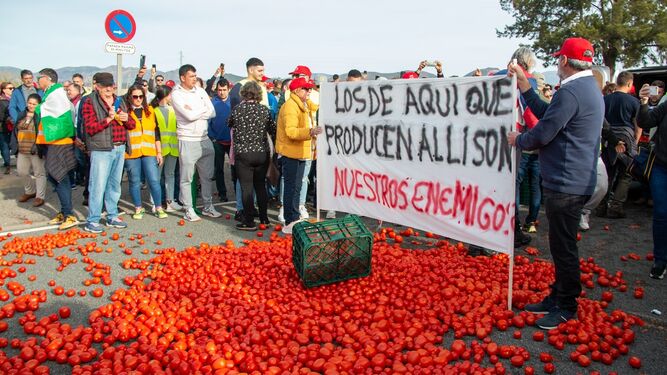 Agricultores protestando en el Puerto de Motril ante la entrada de tomate de terceros países en la UE.
