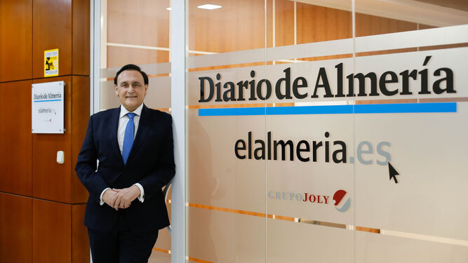 Gómez Villamandos visita la redacción de Diario de Almería para una entrevista en su última visita a la provincia.