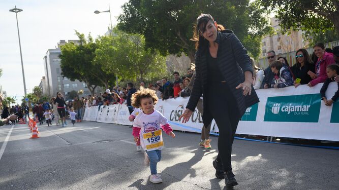 Una niña corre junto a su madre en la pasada edición de la Carrera de la Mujer.
