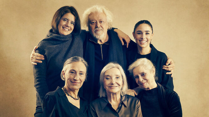 Mario Gas con el elenco de actrices que participan en la obra.