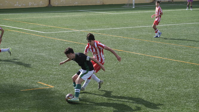 El rojiblanco Fernando Sastre presiona a un rival durante un partido en el Francisco Pomedio de esta temporada.