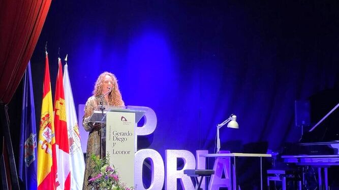 La poeta almeriense Josefina Aguilar tras recibir el premio en Soria.