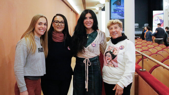 Almudena, Dana, Lola y Carmen, cuatro mujeres empoderadas de Almería que han hablado de su vida laboral y personal a los estudiantes de cuatro centros educativos en la VI Mesa Redonda 'Mujeres en puestos tradicionalmente de hombres'