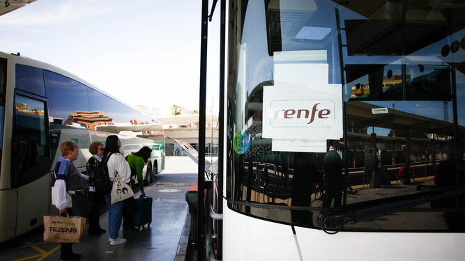 Autobús lanzadera de Renfe en Almería.