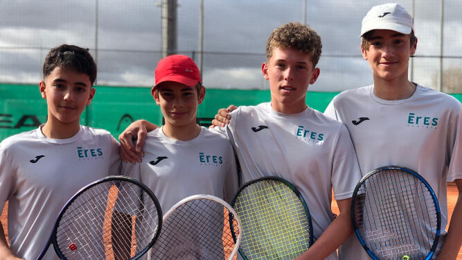 Los integrantes del equipo infantil masculino del Club de Tenis El Ejido.